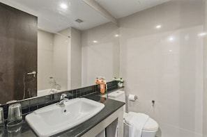 Kondominium, 2 kamar tidur, balkon, pemandangan kolam renang | Kamar mandi