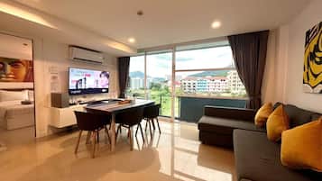 Huoneisto, 2 makuuhuonetta, parveke, näköala uima-altaalle | Ruokailu