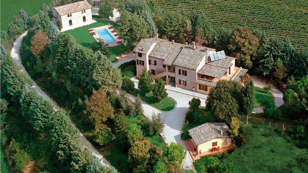 A large estate with a main house, a swimming pool, and surrounding vineyards. - Podere Caldaruccio La Pineta - Bungalow (Perugia)