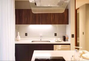 Condo, 2 habitaciones, balcón, vista a la ciudad | Cocina privada | Microondas, cafetera y tetera, periquera y utensilios de cocina 