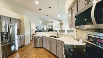 Villa, 5 habitaciones, alberca privada, vista al jardín | Interior