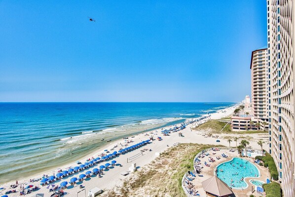 Plage, chaises longues