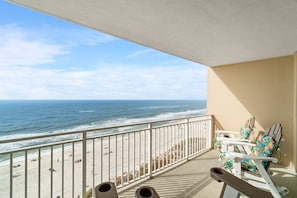 Ein Balkon mit Blick auf Strand und Meer.