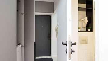 Studio, 1 Bedroom, City View | Bathroom