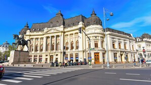 A historic building with classical architecture, large windows, and a prominent statue. - Park Studio Cismigiu Gardens - Quiet Room - Smart Tv (Bucharest)