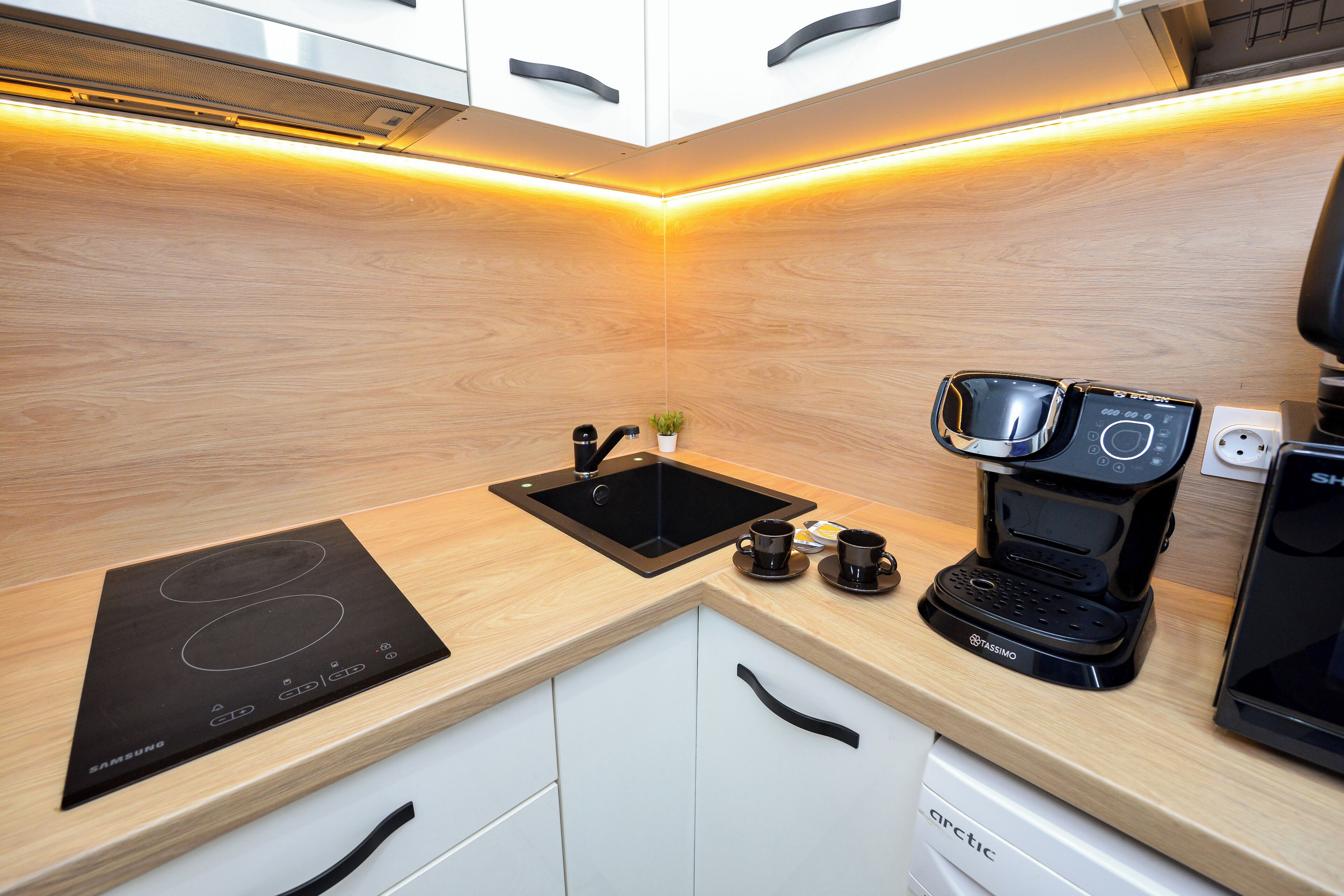 Studio, 1 Bedroom, City View | Private kitchen