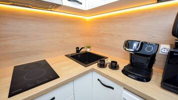Studio, 1 Bedroom, City View | Private kitchen