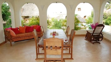 Apartment, 4 Bedrooms, Smoking, Balcony | Tempat makan luar