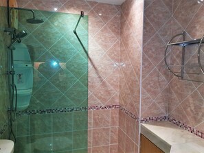 Studio | Bathroom - Spacious 3rd Floor Studio at Baan Suan Lalana (Pattaya)