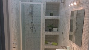 Loft, Smoking | Bathroom | Free toiletries, towels