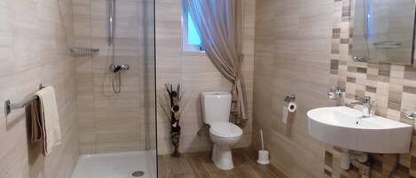 Apartment, 3 Bedrooms, Patio, City View | Bathroom