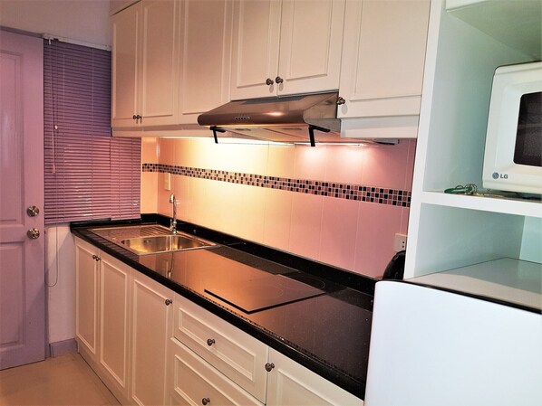 Studio | Eget kök | Kylskåp, mikrovågsugn, spishäll och vattenkokare