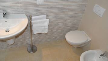 Phòng tắm | Vòi sen/bồn tắm kết hợp, khăn tắm