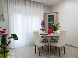 Appartement, 2 chambres, fumeur, balcon | Salle à manger