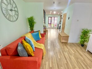 Living area - 5-bed Townhouse Salford Deep Cleaned (Salford)