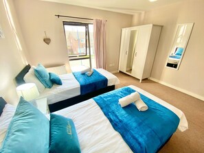 2 bedrooms - 5-bed Townhouse Salford Deep Cleaned (Salford)