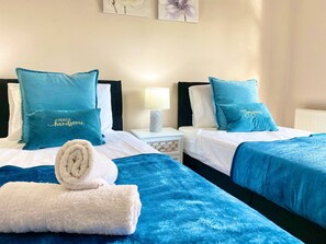 2 bedrooms - 5-bed Townhouse Salford Deep Cleaned (Salford)