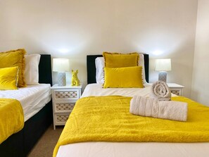 2 bedrooms - 5-bed Townhouse Salford Deep Cleaned (Salford)