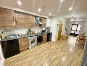 Microwave, coffee/tea maker, dining tables - 5-bed Townhouse Salford Deep Cleaned (Salford)