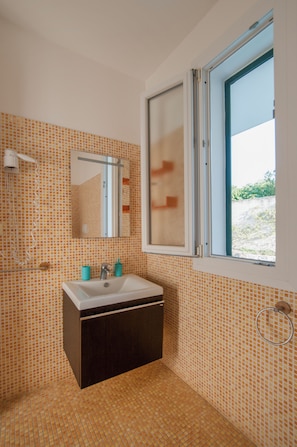Appartement, 2 chambres, patio, vue sur l’océan | Salle de bain | Séchoir à cheveux