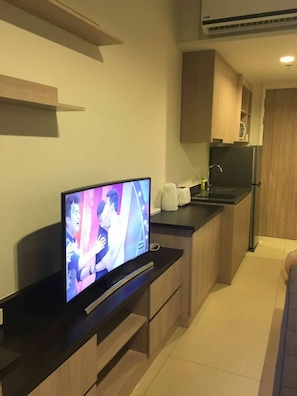 Condo, 1 Bedroom, Accessible, City View | Interior