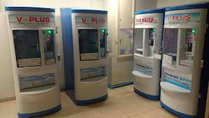 Quatre distributeurs d’eau V-PLUS alignés.