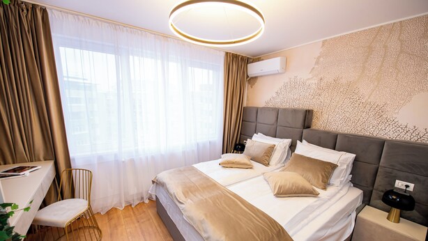 Ein modernes Schlafzimmer mit einem großen Bett, einem Schreibtisch und einem Stuhl.