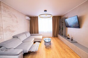 Apartment, 1 Bedroom, City View | Living area