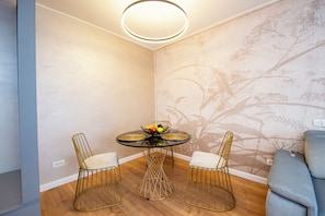 Apartment, 1 Bedroom, City View | Dining