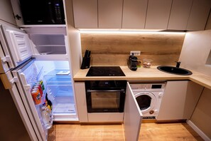 Apartment, 1 Bedroom, City View | Private kitchen