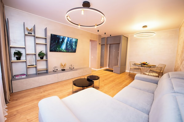 Apartment, 1 Bedroom, City View | Living area