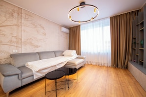 Apartment, 1 Bedroom, City View | Living area