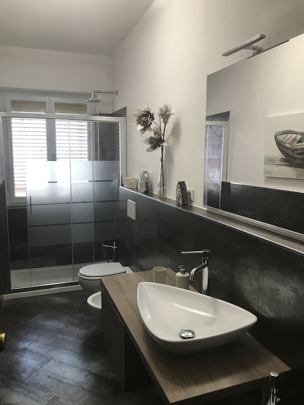 Apartment, 2 Bedrooms, Accessible, Balcony | Bathroom | Free toiletries, bidet - Casa di Marta 50 Meters From the sea (Camaiore)