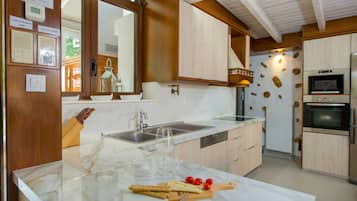 Vila, 6 quartos, piscina particular, vista para o jardim | Cozinha privada