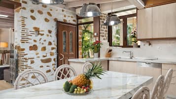 Vila, 6 quartos, piscina particular, vista para o jardim | Cozinha privada