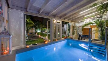 Vila, 6 quartos, piscina particular, vista para o jardim | Piscina | Piscina interna