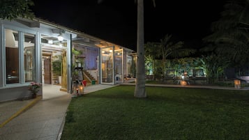 Vila, 6 quartos, piscina particular, vista para o jardim | Fachada