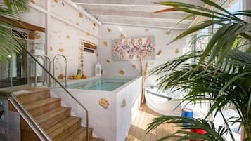 Vila, 6 quartos, piscina particular, vista para o jardim | Piscina | Piscina interna