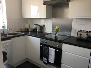 Private kitchen - Eaton Ford Green Apartment (St Neots)
