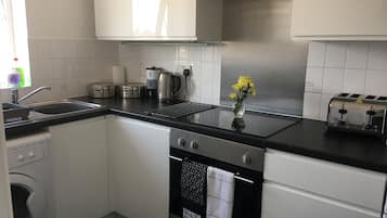 Apartment, 2 Bedrooms | Dapur peribadi | Peti sejuk, ketuhar gelombang mikro, cerek elektrik, kerusi tinggi