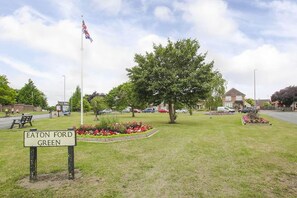 Property grounds - Eaton Ford Green Apartment (St Neots)