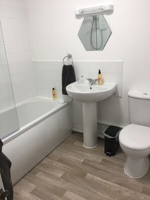 Apartment, 2 Bedrooms | Bathroom | Free toiletries, hair dryer, towels - Eaton Ford Green Apartment (St Neots)