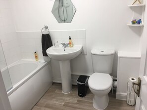 Apartment, 2 Bedrooms | Bathroom | Free toiletries, hair dryer, towels - Eaton Ford Green Apartment (St Neots)