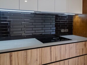 Departamento, 1 habitación, patio, vista a la ciudad | Cocina privada | Microondas, cafetera y tetera y utensilios de cocina 