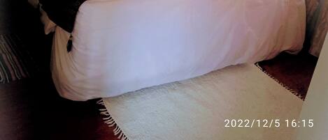 1 habitación, tabla de planchar con plancha y ropa de cama