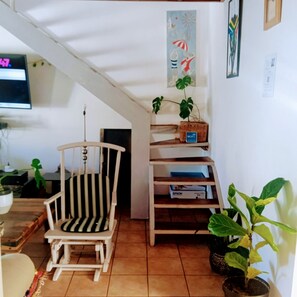 Dortoir partagé, 1 chambre, fumeur, balcon | Salle de séjour | Téléviseur