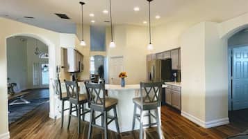 Villa, 4 Bedrooms, Private Pool, Garden View | Dining room