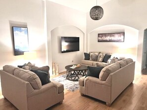 Villa, 4 habitaciones, alberca privada, vista al jardín | Sala de estar