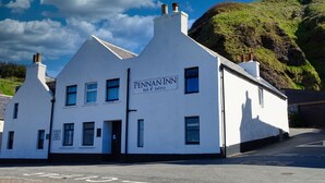 Front of property - Pennan Inn BnB&Gallery (Fraserburgh)