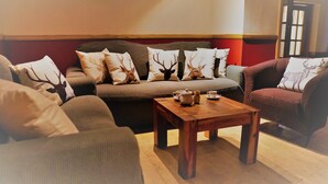 Lobby sitting area - Pennan Inn BnB&Gallery (Fraserburgh)